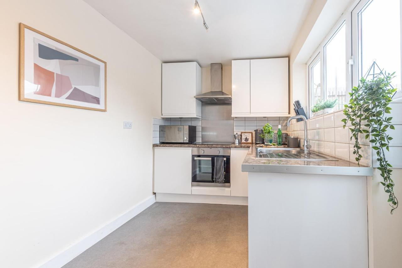 3 Bedroom Home Sleeps 5 Close To Chester City Centre Welcomes Couples, Small Groups, Families And Contractors Exterior foto